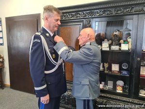 Prezes Okręgu Dolnośląskiego w Sycowie gen. bryg. zw. Włodzimierz Pacelt przypina medal Komendantowi Wojewódzkiemu Policji we Wrocławiu nadinsp. Dariuszowi Wesołowskiemu