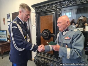 Prezes Okręgu Dolnośląskiego w Sycowie gen. bryg. zw. Włodzimierz Pacelt ściska dłoń Komendantowi Wojewódzkiemu Policji we Wrocławiu nadinsp. Dariuszowi Wesołowskiemu