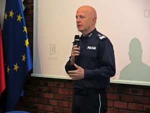 Komendant Główny Policji w granatowym mundurze