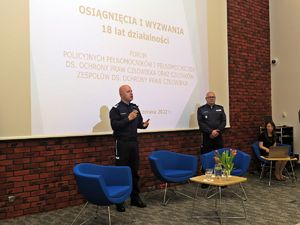 Przemówienie Komendanta Głównego Policji na tle ekranu multimedialnego