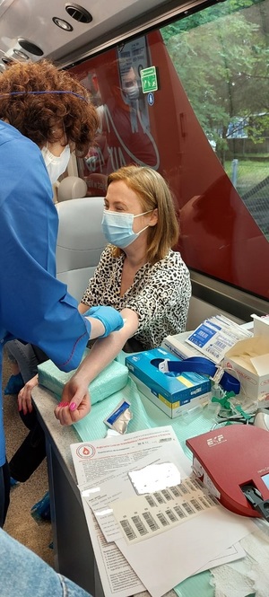 kobieta podczas oddawania krwi w kwiobusie