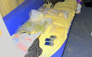 ułożone na stole woreczki z narkotykami zabezpieczonymi przez policjantów. Obok woreczków leżą dwa telefony komórkowe i waga