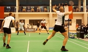 mężczyźni w trakcie gry w badmintona