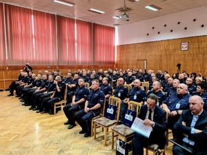 Policjanci siedzący w auli