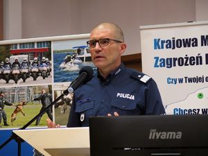 Nadinspektor Policji przemawiający z mównicy