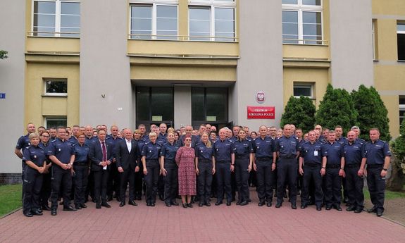 Zdjęcie grupowe uczestników konferencji na tle budynku Centrum Szkolenia Policji w Legionowie