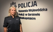 Policjantka przy napisie Komendy Wojewódzkiej Policji w Gorzowie Wielkopolskim