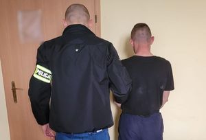 policjant z zatrzymanym