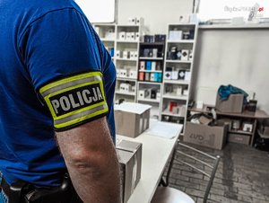 Policjanci podczas likwidacji magazynu z podrobionymi perfumami