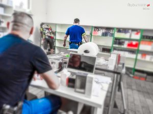 Policjanci podczas likwidacji magazynu z podrobionymi perfumami