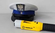 Czapka policjanta ruchu drogowego i urządzenie do pomiaru stanu trzeźwości