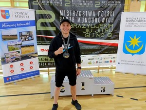 zawodnik prezentuje medal