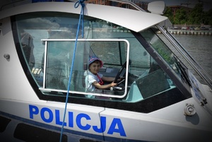 mała dziewczynka na łodzi policyjnej