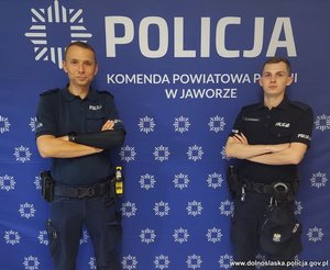 policjanci na tle napisu Komenda Powiatowa Policji w Jaworze i logiem Policji