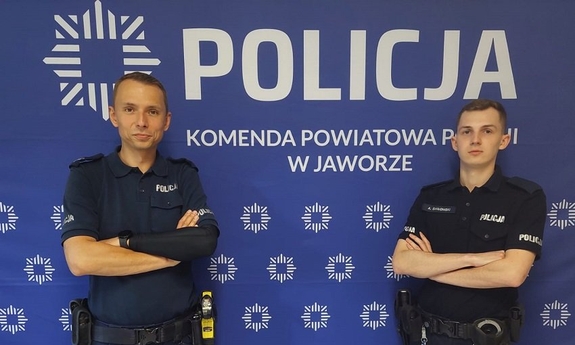 policjanci na tle napisu Komenda Powiatowa Policji w Jaworze i logiem Policji