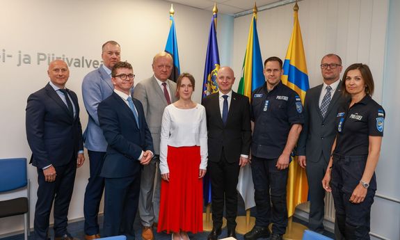 delegacja z Polski i delegaci z Estonii pozują do zdjęcia