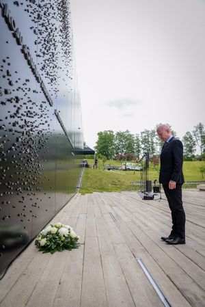 Komendant Główny Policji w miejscu pamięci składa kwiaty i oddaje hołd poległym