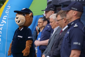 policjanci oraz inni uczestnicy inauguracji oraz maskotka policyjna