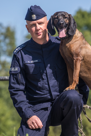 umundurowany policjant z psem służbowym