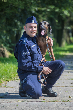 umundurowany policjant z psem służbowym