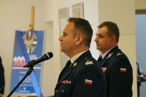 Zastępca Komendanta Głównego Policji nadinspektor Dariusz Augustyniak mówi do mikrofonu