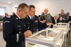 Zastępca Komendanta Głównego Policji nadinspektor Dariusz Augustyniak wraz z Dyrektorem Biura Edukacji Historycznej - Muzeum Policji podinspektorem Krzysztofem Musielakiem stoją nad gablotami