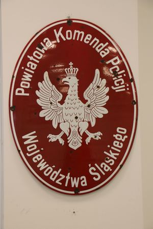 napis Powiatowa Komenda Policji Województwa Śląskiego, na środku biały orzeł