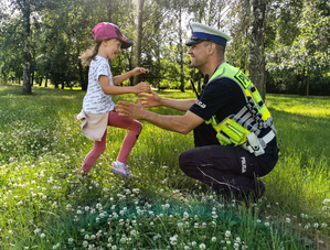 Tata policjant z córką, która rzuca mu się w ramiona