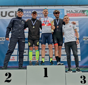 policyjni sportowcy na podium