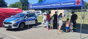 Namiot profilaktyczny obok radiowóz policyjny.