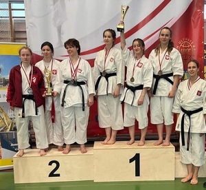Uczestniczki mistrzostw w kimonach na podium
