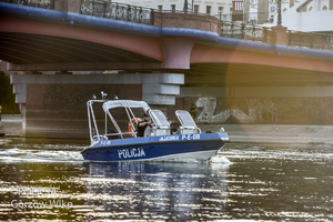 Motorówka policyjna na wodzie.