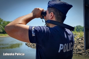 Policjant obserwujący zbiornik wodny.