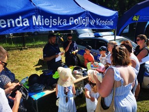 Policjanci w namiocie profilaktycznym rozmawiają z uczestnikami imprezy.