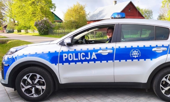 policjant w radiowozie