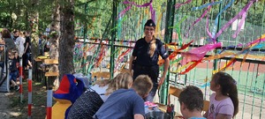 Policjantka z grupą dzieci.