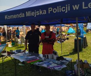 Policjant i ratownik medyczny pozują do zdjęcia w namiocie profilaktycznym.