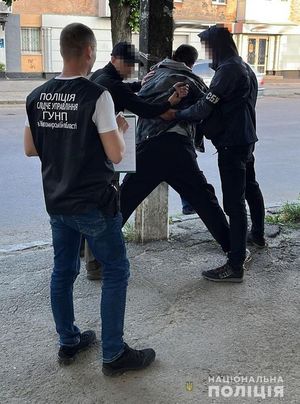 policjanci zatrzymują mężczyznę