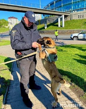 ukraiński policjant z psem