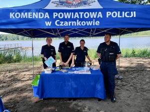 Policjanci pozują do zdjęcia w namiocie profilaktycznym.