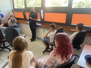 Policjantka rozmawia z grupą dzieci.