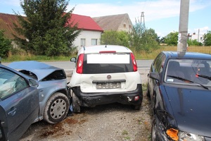 szary samochód z uszkodzonym przodem, biały samochód z uszkodzonym tyłem, czarny samochód z uszkodzonym  nadkolem