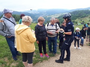 Policjantka rozdaje ulotki akcji &quot;Kręci mnie bezpieczeństwo nad wodą&quot;.