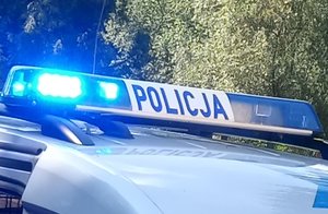 sygnalizator świetlny z napisem policja na dachu radiowozu