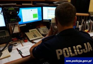 Oficer dyżurny rozmawiający przez telefon