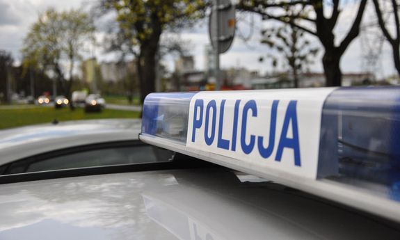 sygnalizator świetlny na dachu radiowozu z napisem policja