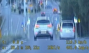 zdjęcie z wideorejestratora przedstawia jadące przed radiowozem samochody