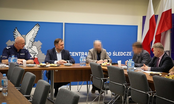 uczestnicy spotkania siedzą przy stole