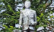 Pomnik mężczyzny - byłego Prezydenta RP - Lecha Kaczyńskiego - stojącego na cokole