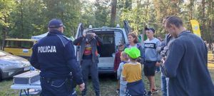 Policjant i uczestnicy pikniku.